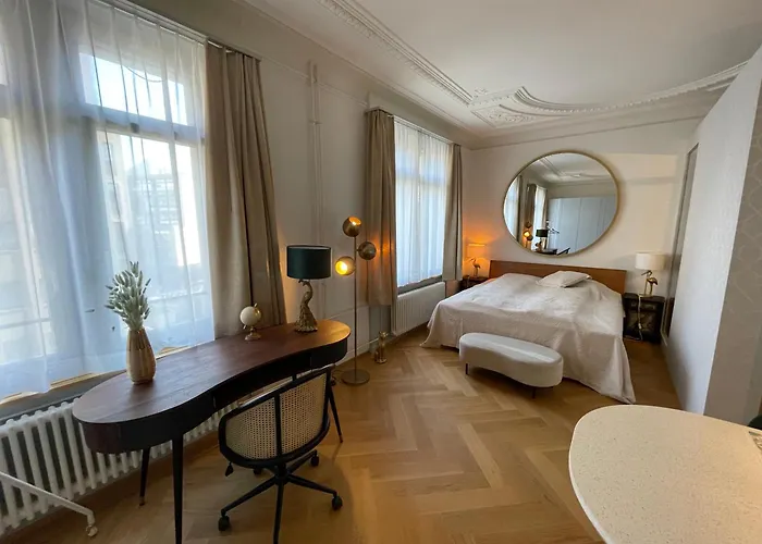 Daire Exclusive Next To Main Station *