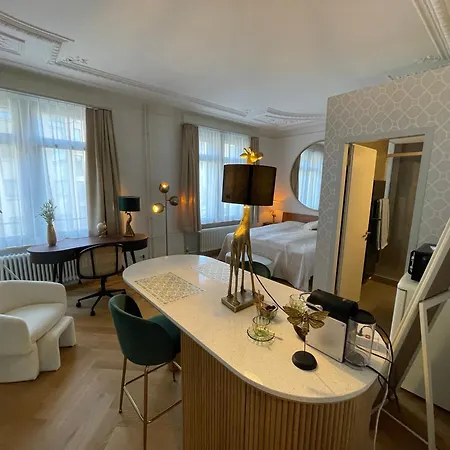 Exclusive Next To Main Station *
