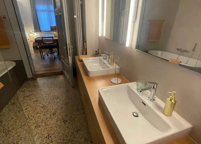 Exclusive Next To Main Station דירה *