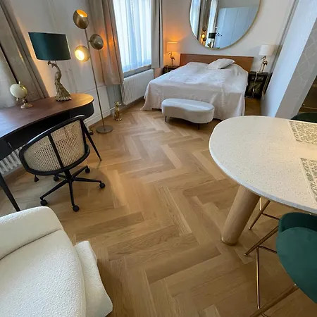 Exclusive One Next To Main Station Apartment